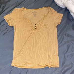 Cute yellow American Eagle top!